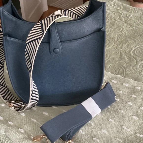 Elegant Navy Shoulder Bag with Geometric Strap EUC - Picture 2 of 5